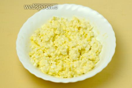 Мелко режем варёные яйца и также смешиваем с майонезом.