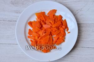 Морковь можно натереть на тёрке, а можно нарезать соломкой также как и картофель.