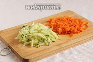 Морковь отварить и так же мелко нарезать, как и огурцы.