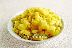 Картофель вымыть, отварить в «мундире» до мягкости, очистить, остудить и нарезать мелкими кубиками.