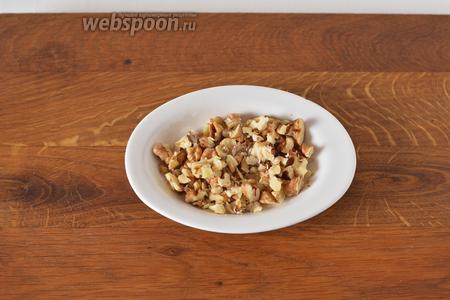Грецкие орехи (2 ст. л.) нарубить средними кусочками.