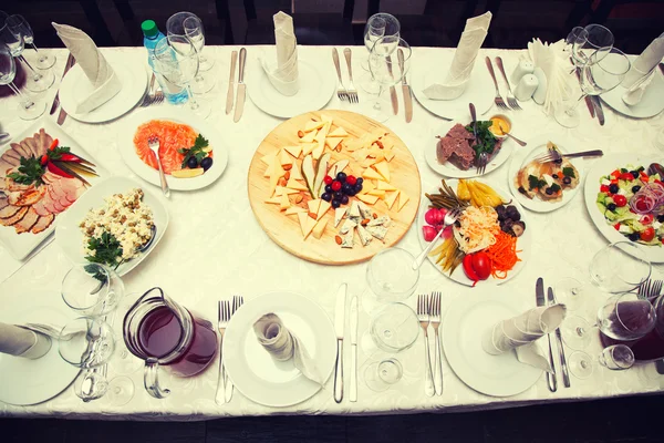 Праздничный стол - салаты, закуски и напитки. вид сверху — стоковое фото