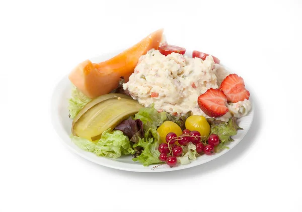 Закусочная время - мнение русской салат на белом фоне — стоковое фото