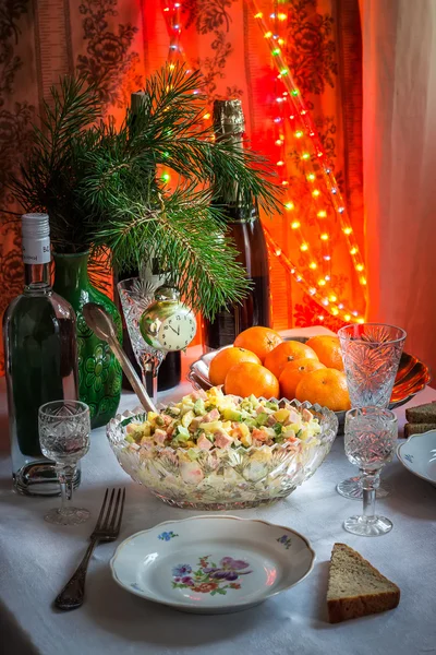 Стол на новый год в стиле советского союза — стоковое фото