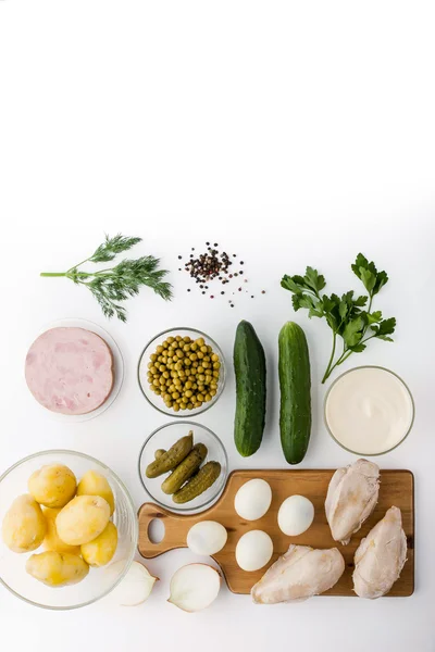 Ингредиенты для салата Olivier на белом фоне — стоковое фото