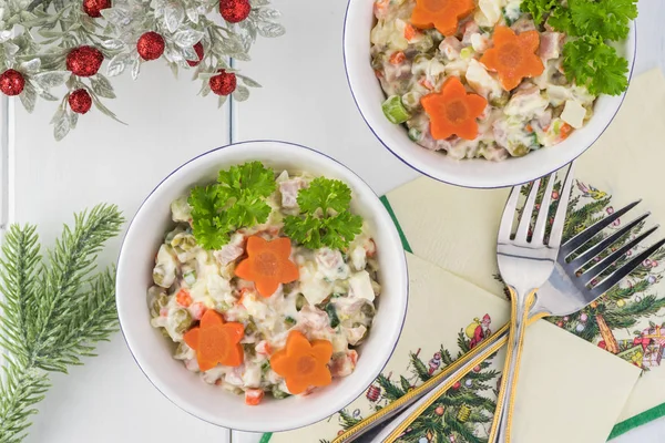Традиционный русский салат Оливье с ветчиной, овощи — стоковое фото