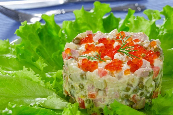 Оливье картофельный салат с нарезанные соленые огурцы, сосиски и Вегета — стоковое фото