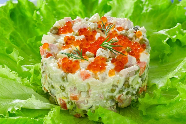 Оливье картофельный салат с нарезанные соленые огурцы, сосиски и Вегета — стоковое фото