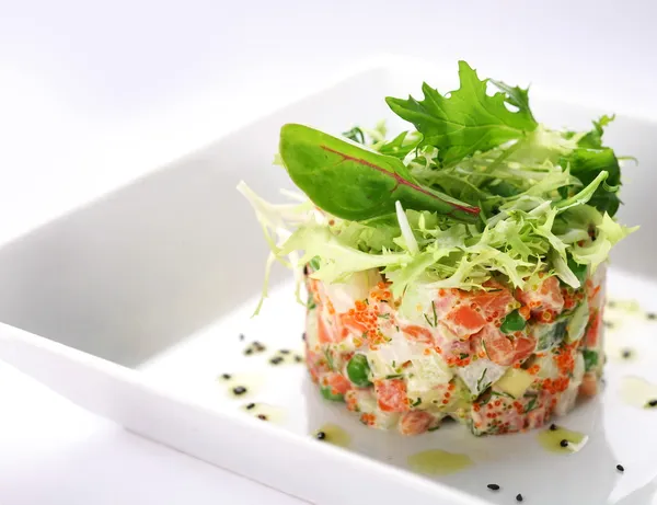 Салат с лососем, икрой и рукколой на белом фоне — стоковое фото
