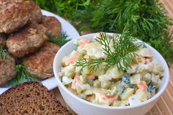 Российский традиционный салат olivier — стоковое фото