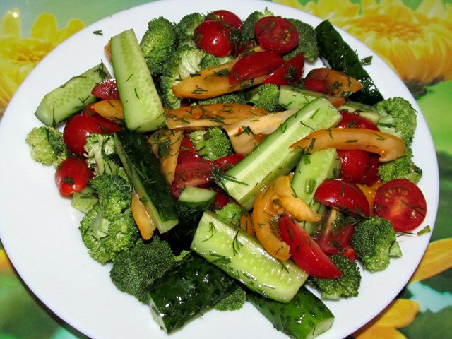 Летний салат с брокколи