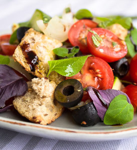 Салат с сухариками и оливками рецепт