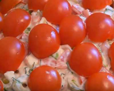 Красная шапочка салат с помидорами и крабовыми палочками