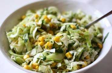 Салат из свежей капусты и кукурузы и крабовых