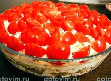 Салат красная шапочка с крабовыми палочками и помидорами