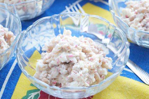 Салат с фасолью консервированной белой и крабовыми палочками