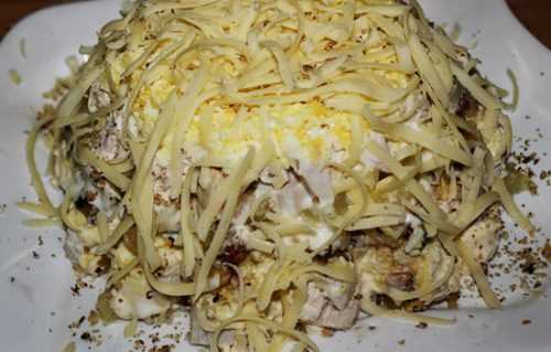 Салат с грибами и курицей и грецкими орехами рецепт с фото