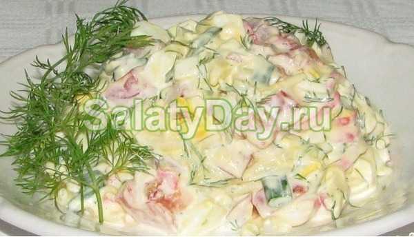 Салат с крабовым мясом и помидорами и яйцом