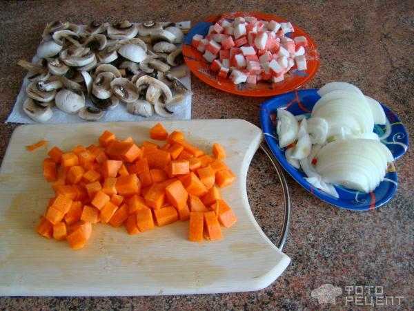 Салат с крабовыми палочками грибами луком и морковью