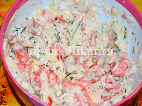 Салат с сухариками и крабовыми палочками и помидорами и чесноком и сыром